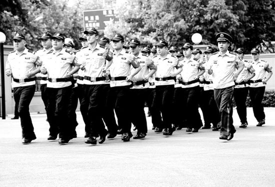 圖為:消防協(xié)勤正在演練 (記者鄒斌 實(shí)習(xí)生祝思怡攝)