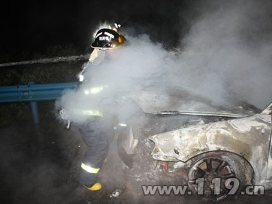 消防戰士全力掀車蓋