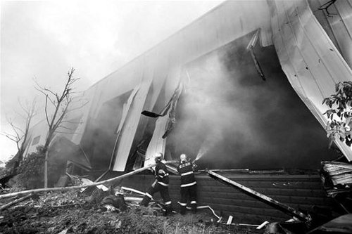 加工廠突發(fā)大火 湖北唯一消防坦克出動降火魔