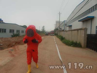 圖為消防員處置現場