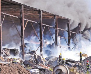 火災現(xiàn)場，消防正在救援