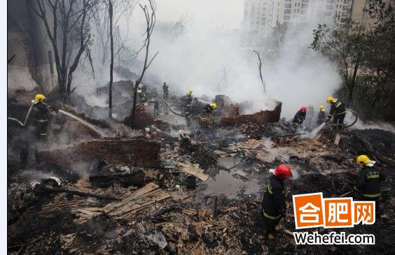 合肥一廢品加工廠大火,十余房子被燒毀,十輛消防車(chē)三小時(shí)才滅火