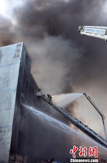 浙江臺州一塑料廠突起大火4人被困（組圖）