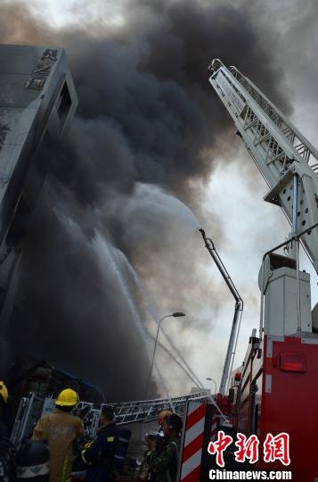 浙江臺州一塑料廠突起大火 4人被困后獲救(圖)