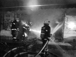 消防人員正在對起火樓房進行撲救。 信息時報記者 周偉龍 攝