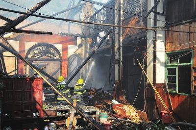 &ldquo;杏花天&rdquo;的第三進(jìn)房屋被燒毀，消防人員正在撲救