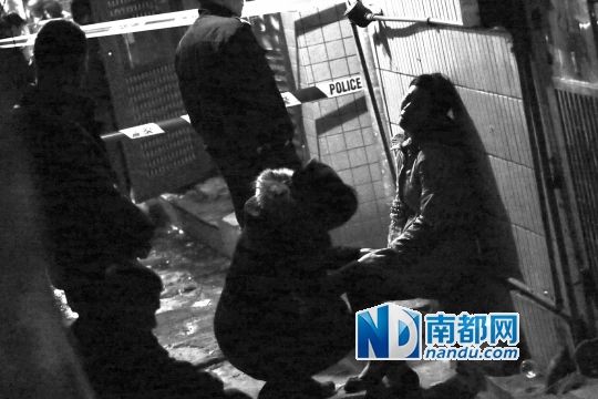 名死者的家屬在警戒線外哭泣。南都記者張志韜 實(shí)習(xí)生 宋超 攝