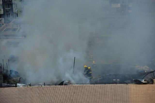 新華社照片，上海，2014年1月13日 上海虹口區一商務大廈樓頂發生火災 尚無人員傷亡報告 1月13日，消防人員在上海市虹口區一商務大廈樓頂的火災現場撲救。當日上午9時50分許，位于上海市虹口區四平路附近的一商務大廈樓頂發生火災，現場濃煙滾滾。目前，尚無人員傷亡的報告。 新華社發