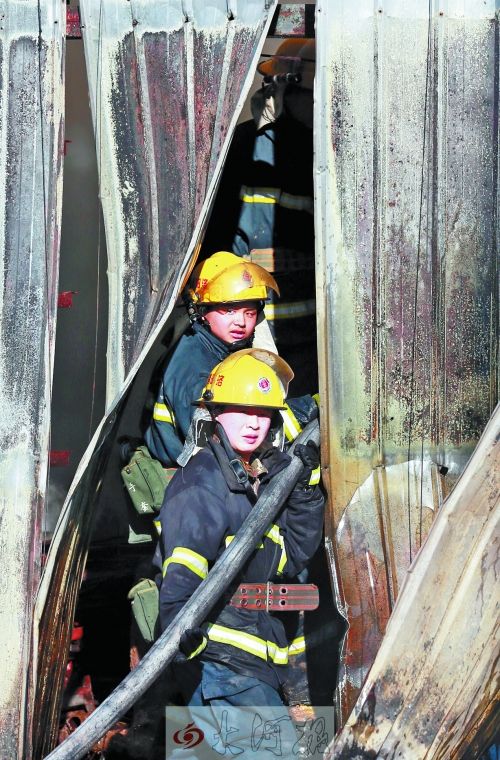 河南一鬧市工地發生火災 5輛汽車被燒(圖)