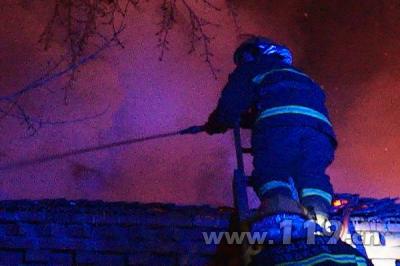 消防官兵直擊火點