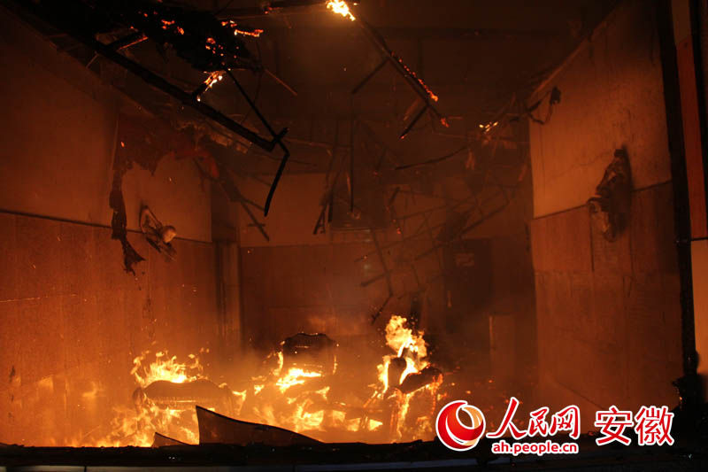 人民網合肥2月27日電(記者韓暢通訊員馬帥)2月27日凌晨,安徽省池州市石臺縣汽車站候車廳突燃大火,整個候車廳付之一炬,所幸并無人員傷亡。