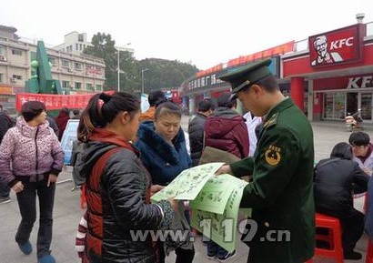 消防員在發放資料