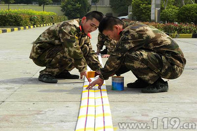 消防官兵研制熒光水帶現場 