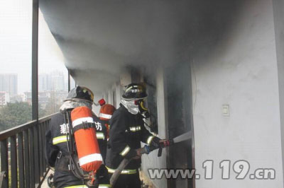 圖為消防官兵正在進行滅火