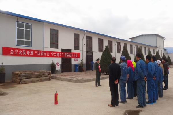 消防官兵為企業員工講解滅火器的使用方法