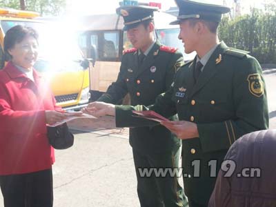 消防走上街頭發放宣傳資料