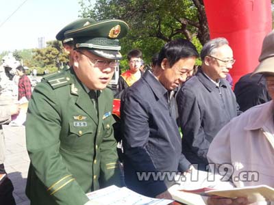 消防官兵發放消防宣傳資料  