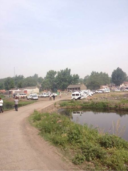 今日凌晨4時許，魯山縣梁洼鎮(zhèn)北店村發(fā)生一起因鄰里矛盾糾紛引發(fā)的持刀殺人案，致7人死亡，1人重傷。網(wǎng)友提供的現(xiàn)場圖片　