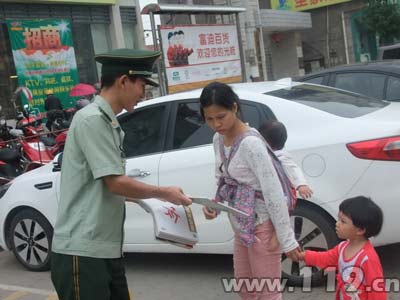 消防官兵發放資料現場