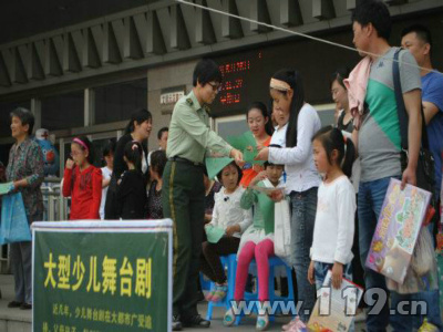 宣傳人員發放宣傳資料