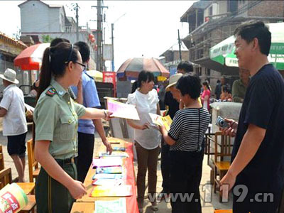 宣傳人員發放宣傳資料