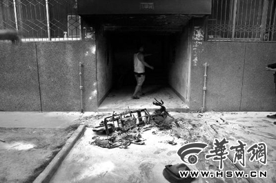 西安市城東華清園小區10個單元樓洞蹊蹺著火 警方正進行調查