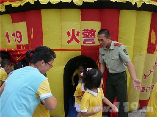 小朋友正在體驗(yàn)&ldquo;火警&rdquo;逃生
