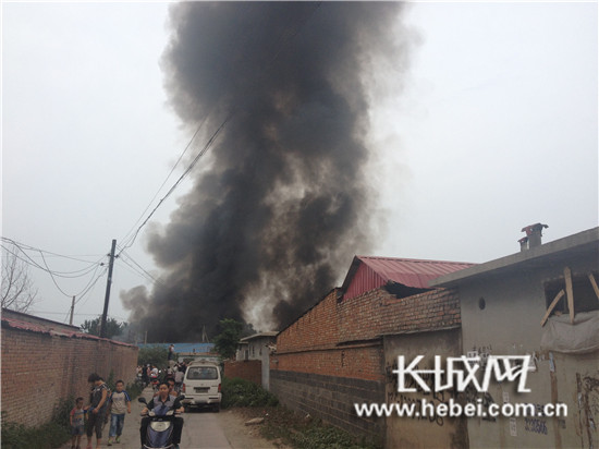 秦皇島市小李莊一處舊衣物棉被儲存倉庫發生火災