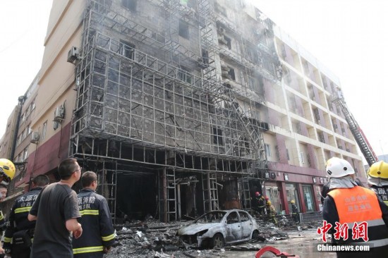 太原長風街附近一快捷酒店發生大火 酒店被燒面目全非