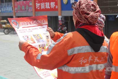 消防官兵向過往群眾講解消防知識(shí)