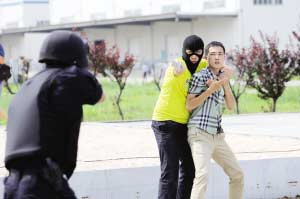 &ldquo;恐怖分子&rdquo;劫持人質與警方對峙