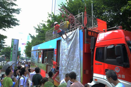 小朋友體驗(yàn)消防設(shè)備&ldquo;緩降器&rdquo;