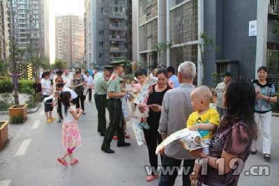 消防官兵為市民宣講消防經 