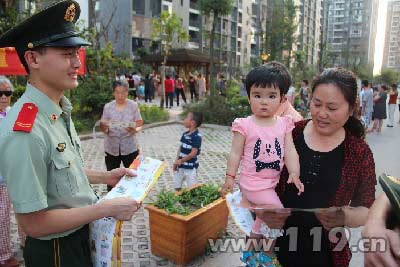 消防官兵為市民宣講消防經 