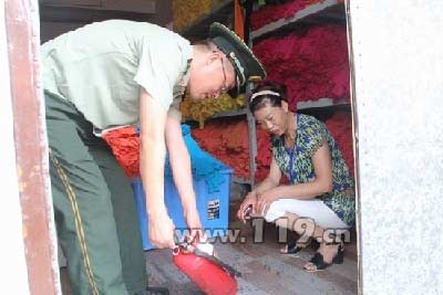 消防執法人員上門幫扶