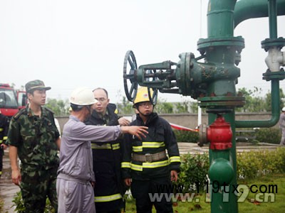 技術人員向消防員介紹固定消防設施分布情況