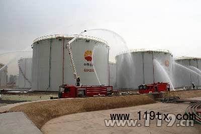 利用高噴車壓制火勢(shì)