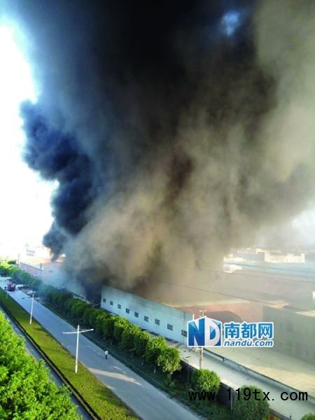 濃煙升到幾十米高，幾公里之外都能看見。 目擊者供圖