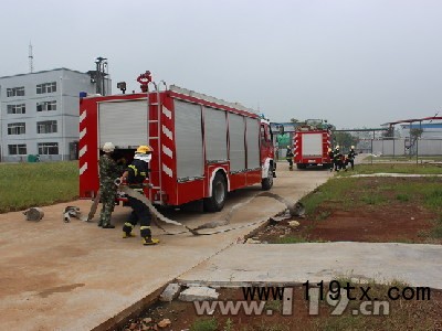 消防官兵實(shí)戰(zhàn)演練中