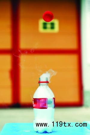 沒加水的瓶子，發(fā)生爆炸，瓶蓋被炸飛