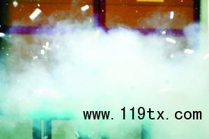 加水后，瓶子很快爆炸，干冰飛了出來