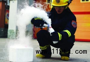 消防員將水倒入裝有干冰的瓶子，有白霧冒出