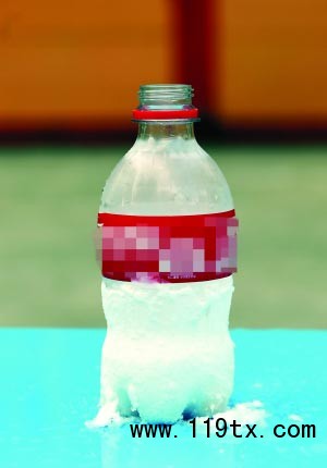 沒加水的瓶子，發(fā)生爆炸，瓶蓋被炸飛