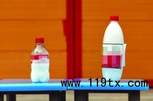 左邊沒加水的瓶子，不斷產(chǎn)生白霧；右邊加水的瓶子反應(yīng)劇烈，瓶身明顯變大