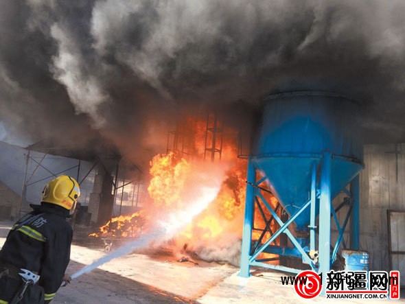 烏魯木齊米東區三道壩鎮堿泉子工業園一家工廠內瀝青鍋爐起火殃及廠房