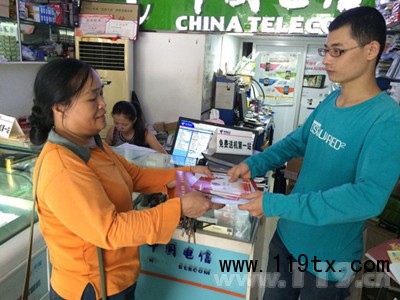 消防宣傳員分發宣傳材料