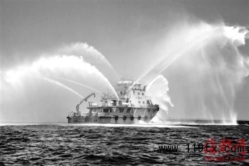 &ldquo;驍龍119&rdquo;號消防船進行射水演練