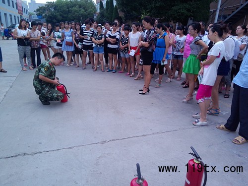 圖為消防官兵講解如何使用滅火器。（鄭佳嵐）