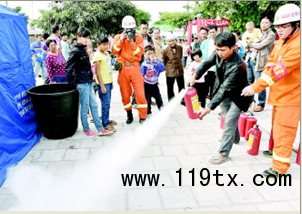 消防安全員為云南受災(zāi)群眾普及消防知識(shí)