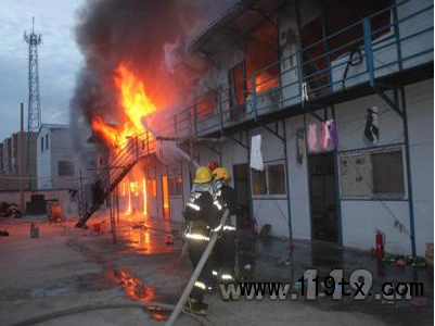 內蒙古一小區宿舍工棚起火